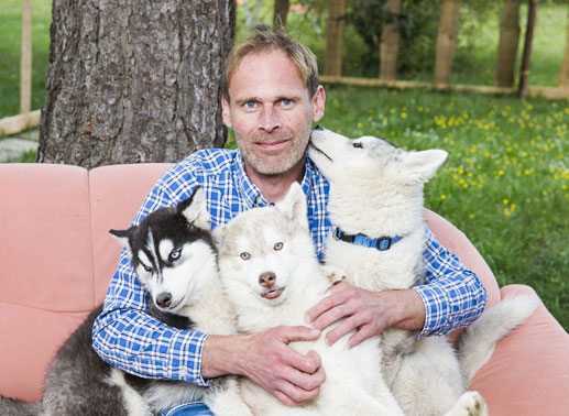 Michael – der lockere Huskyzüchter, 39 Jahre aus Oberösterreich. Michael betreibt eine Husky-Zucht mit sieben sibirischen Huskys und arbeitet am Bau. Er gibt alles für seine Tochter und seine Tiere, jedoch ist in seinem Herzen noch genügend Platz für eine Frau. Bild: ATV