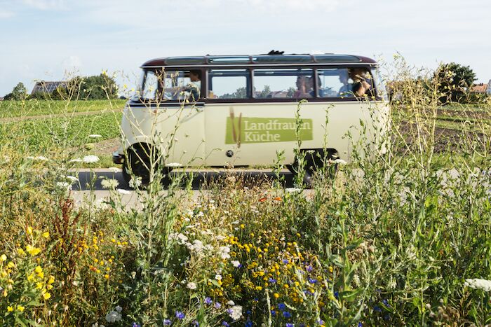 Landfrauenküche: Der Landfrauen-Bus ist wieder unterwegs ... Bild: Sender / BR / megaherz gmbh / Andreas Maluche
