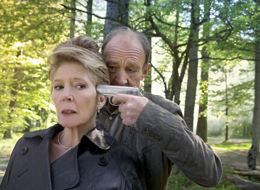 Der verzweifelte Alfred (Michael Mendl) will Claire (Christiane Hörbiger) töten. Bild: Sender