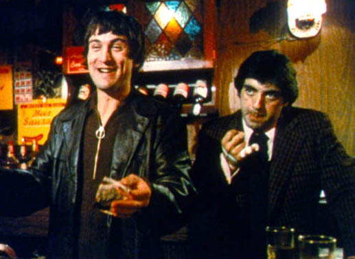Johnny Boy (Robert De Niro, l) mit Tony (David Proval) vergnügen sich in einer Bar. Bild: Sender
