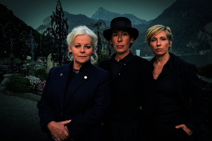 Brigitte Kren (Maria), Adele Neuhauser (Julie), Martina Poel (Sabine). Bild: Sender / ORF / Hubert Mican