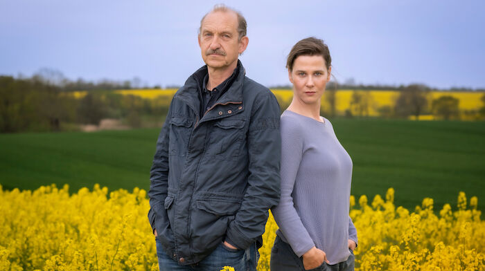 Zwei Erben sind einer zu viel: Konrad (Peter Heinrich Brix) und Clara (Katrin Röver). Bild: Sender / NDR / Boris Laewe