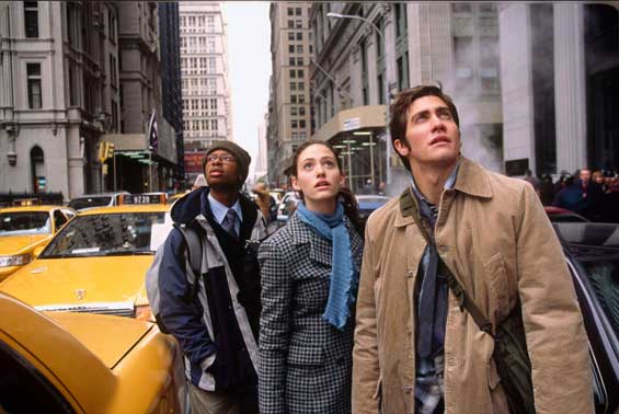 Sam (Jake Gyllenhaal) gerät, wo er sich wegen einer Wissensolympiade gemeinsam mit seiner Freundin Laura (Emmy Rossum) und seinem Mitschüler Brian (Arjay Smith) aufhält, in akute Lebensgefahr, als eine riesige Flutwelle in die Stadt einbricht. Bild: Sender / 20th Century Fox 