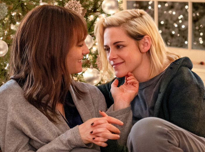 Happiest Season: Mackenzie Davis (Harper Caldwell), Kristen Stewart (Abby Holland). Bild: Sender / ORF / Pro7 / 2020 TriStar Productions / Lacey Terrell