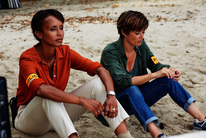 Deadly Tropics: Mélissa Sainte-Rose (Sonia Rolland) und Gaëlle Crivelli (Beatrice de la Boulaye) nähern sich, trotz anfänglicher Schwierigkeiten, an und versuchen das Beste aus der Zusammenarbeit zu machen. Bild: Sender / ZDF / Sylvie Castioni/  Best Image.
