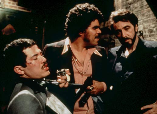 Carlito (Al Pacino, r.) verschont das Leben des ehrgeizigen Gangsters Benny Blanco (John Leguizamo, l.) – eine tragische Fehlentscheidung. Bild: Sender