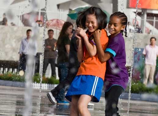 Kaum an der neuen Schule in Peking angekommen, verliebt sich Dre (Jaden Smith) in Mei Ying (Wenwen Han), die Tochter des örtlichen Kung-Fu-Lehrers. Das passt dem Raufbold der Schule aber gar nicht in den Kram ... Bild: Sender