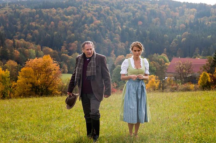 Alois Biesinger (Klaus Pohl) zeigt Sveta (Anna Unterberger) seinen Hof und das Land. Er hat Gefallen an der jungen Rumänin gefunden und macht ihr ein gutes Angebot für ein Leben auf seinem Hof, spätere Heirat allerdings ausgeschlossen. Bild: Sender / SWR / Maor Waisburd