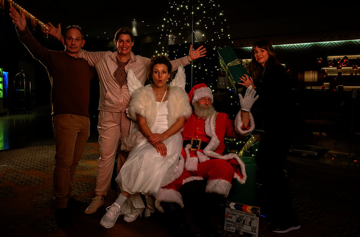 Und wenn das fünfte Lichtlein brennt:  Michael Lott (Rolle Lars Klostermann), Elena Uhlig (Rolle Jette Klostermann), Xenia Tiling (Rolle Christkind), Henning Baum (Rolle Thorsten Wenkmann) und Lisa Bitter (Rolle Eva Gabius). Bild: Sender / ARD Degeto / Gordon Mühle