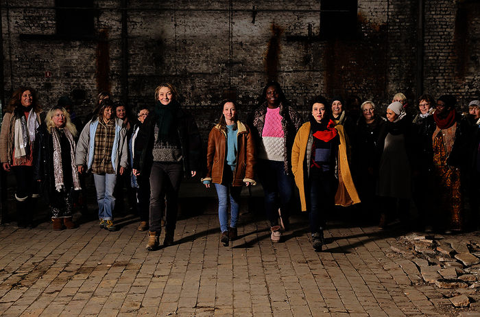 Vier Sozialarbeiterinnen engagieren sich in einer Tagesstätte, in der obdachlose Frauen sich duschen und aufhalten können. Bild: Sender / WDR / Piffl Medien 