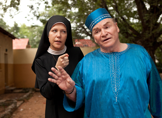 Schwester Hanna (Janina Hartwig) bittet Bürgermeister Wöller (Fritz Wepper) um Hilfe: er soll seinen schlitzohrigen afrikanischen Kollegen übers Ohr hauen. Bild: Sender