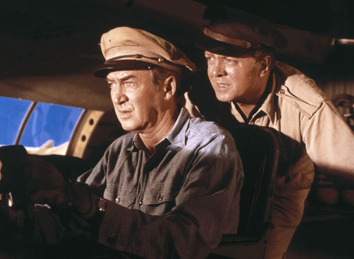 Die Lage spitzt sich zu: Pilot Frank Towns (James Stewart, l.) und sein Funker Lew Moran (Richard Attenborough) müssen in der Wüste notlanden. Bild: Sender