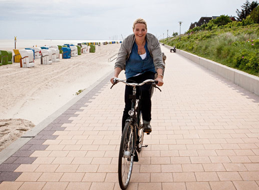 Immer auf Achse: Die Insel-Anwältin Katharina Reiff (Tanja Wedhorn). Bild: Sender / Gordon Mühle