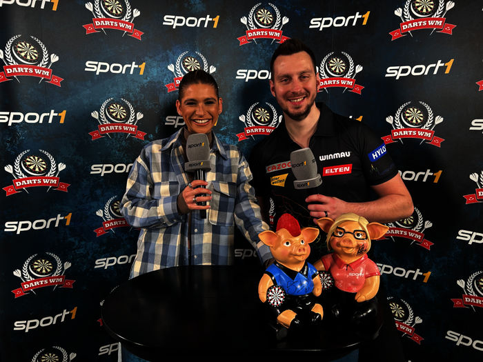 Darts: Jana Wosnitza mit Florian Hempel aus dem WM-Studio im Londoner „Ally Pallys“. Bild: Sender / SPORT 1