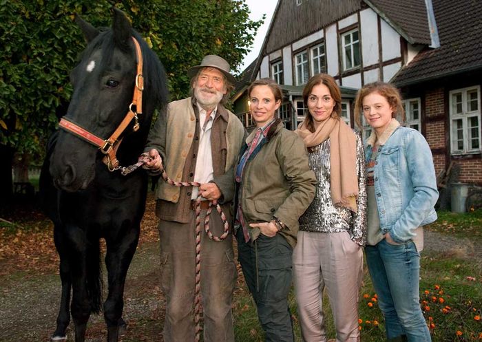 Heinz Matthiesen (Matthias Habich) und seine Töchter Esther (Julia Jäger), Rahel (Ulrike C. Tscharre) und Thirza (Anja Antonowicz). Bild: Sender / Nicolas Maack