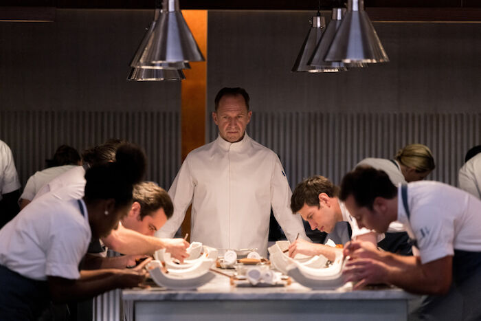 The Menu: Ralph Fiennes (Chef Slowik). Bild: Sender / Disney / 20th Century Fox / Eric Zachanowich