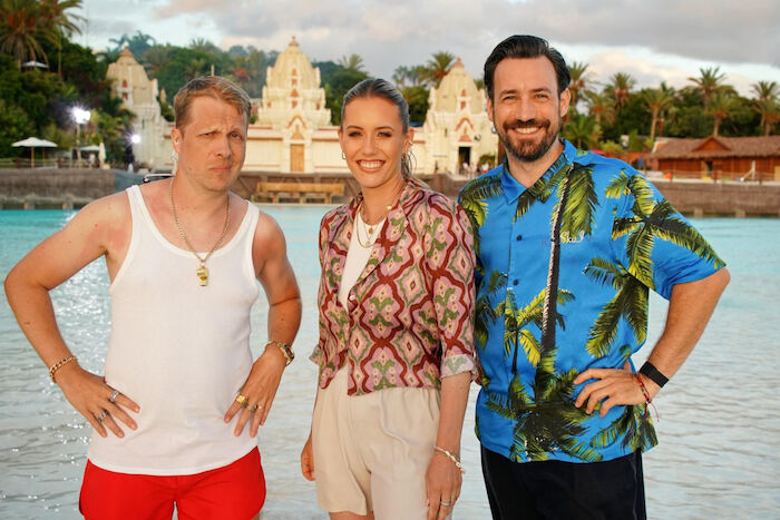 RTL Wasserspiele: Bademeister Oliver Pocher, Moderatorin Laura Papendick und Moderator Jan Köppen. Bild: Sender / RTL / Stefan Gregorowius