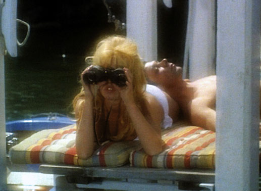 Die junge Jill (Brigitte Bardot) wird auf Schritt und Tritt von Journalisten verfolgt, für ein Privatleben bleibt da kein Freiraum mehr. Bild: Sender