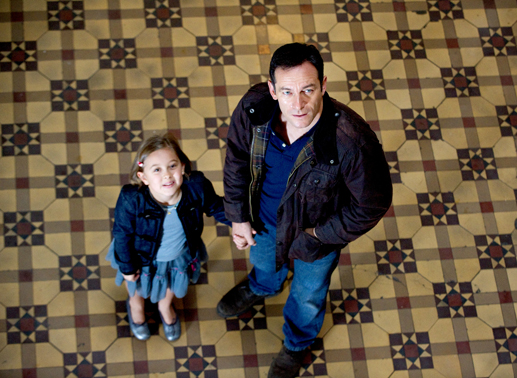 Jackson Brodie (Jason Isaacs, rechts) zusammen mit seiner Tochter Marlee Brodie (Millie Innes). Bild: Sender / Steffan Hill