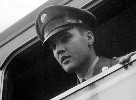 G.I. Presley: Am 1. Oktober 1958 kommt er in Bremerhaven an. Ein knappes Jahr später wirder Priscilla Beaulieu kennenlernen. Bild: Sender / John Provan-Kelkheim