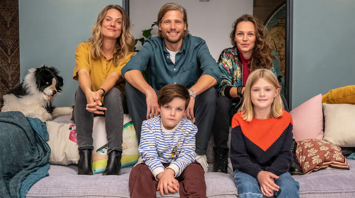 Die Beste zum Schluss: Eva (Marie Burchard), Mads (Sebastian Ströbel) und René (Franziska Wulf) mit Kindern Oscar (Thias Dertinger) und Lola (Thurid Charlotte Funck). Bild: Sender / ARD Degeto Film / Wolfgang Ennenbach