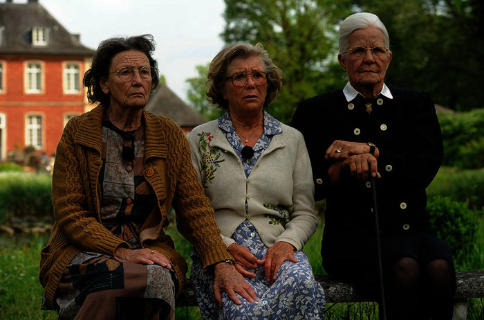 Zwei Studentinnen interviewen die Janssen-Schwestern Martha (Gertrud Roll), Betty (Jutta Speidel) und Hiltrud (Hildegard Schmahl). Bild: Sender / ARD Degeto / WDR / UFA Fiction / Bernd Spauke