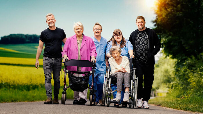 Herbstresidenz mit Tim Mälzer und André Dietz. André Dietz, Marianne Morbach, Louis, Sarah, Ilse Lang und Tim Mälzer. Bild: Sender / RTL / Guido Engels