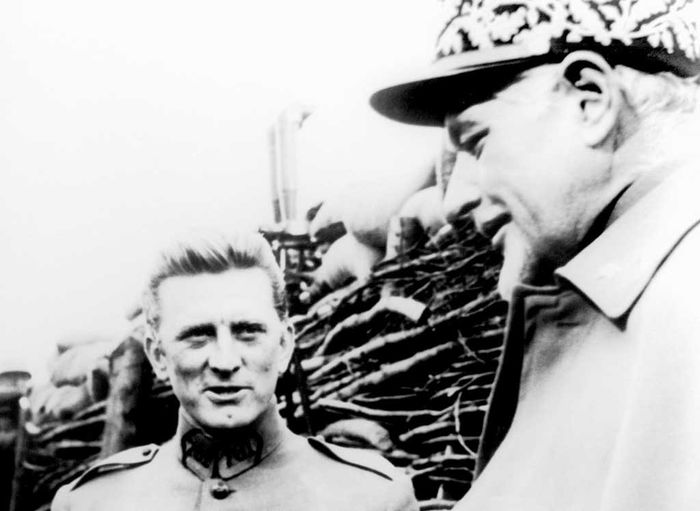 General Mireau (George Macready) bespricht mit Colonel Dax (Kirk Douglas) die Lage. Bild: Sender