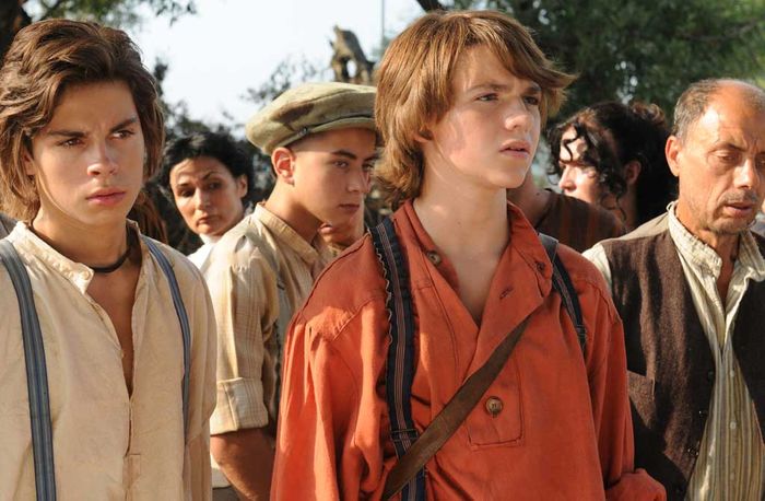 Tom Sawyer (Joel Courtney) und sein Freund Huckleberry Finn (Jake T. Austin) können es nicht fassen, ein Unschuldiger soll für einen Mord gehängt werden, den er nicht begangen hat. Nur die beiden wissen, wer der Mörder ist. Bild: Sender / ZDF