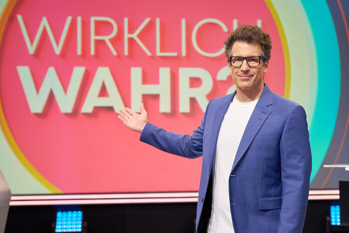 Moderator Daniel Hartwich präsentiert "Wirklich wahr?! Die Rateshow der verrückten Geschichten". Bild: Sender / Guido Engels