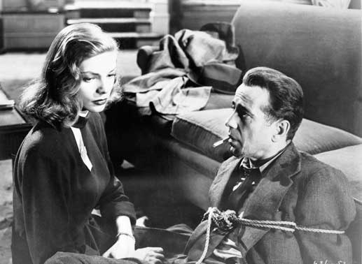 Vivian Rutledge (Lauren  Bacall) mit dem gefesselten Privatdetektiv Philip Marlowe (Humphrey Bogart). Bild: Sender / Warner Bros