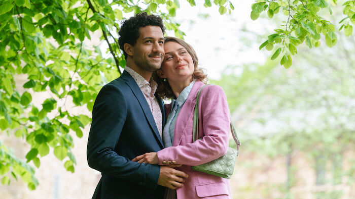 Rosamunde Pilcher: Jahrestag: Im Gegensatz zu ihrem Freund Tate Wheeler (Rojan Juan Barani) glaubt Pam Holloway (June Ellys Mach) an die große Liebe. Kann sie ihn von der Ehe als Garant für die "Ewige Liebe" überzeugen? Bild: Sender / ZDF / Steve Tanner