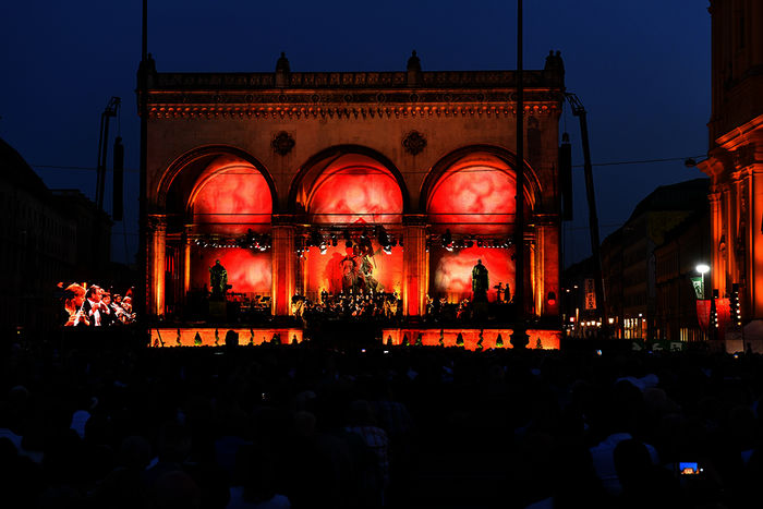 Stimmungsvolle Konzertatmosphäre bei Klassik am Odeonsplatz. Bild: Sender / ZDF / Marcus Schlaf.
