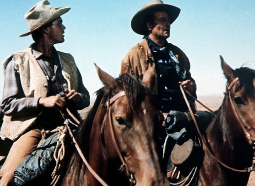 Schon fünf Jahre lang suchen Ethan (John Wayne, l.) und Martin (Jeffrey Hunter, r.) nach Ethans Nichte Debbie ... Bild: Sender / Warner Bros. 