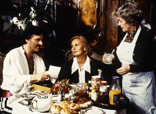  "Monaco Franze" (Helmut Fischer) mit Gattin Annette (Ruth-Maria Kubitschek, Mitte)und Haushälterin Irmgard (Erni Singerl. Bild: Sender