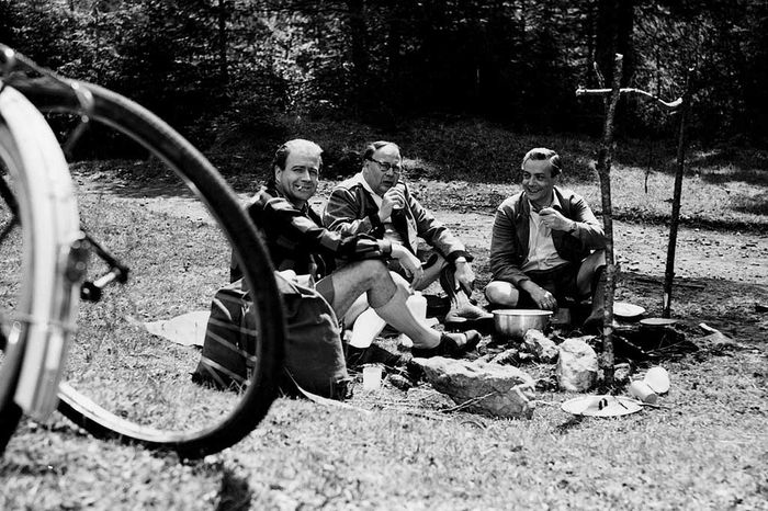 Nach 25 Jahren verwirklichen drei Freunde Johannes Büttner (Wolf Albach-Retty), Fritz Eilers (Heinz Erhardt) und Ulrich Salandt (Hans-Joachim Kulenkampff) ein Versprechen: ihre Radtour durch Österreich aus Jugendtagen zu wiederholen. Nnz Erhardt) und Johannes Büttner (Wolf Albach-Retty) sitzen auf einer Wiese beim Picknick zusammen. Bild: Sender/Taurus 