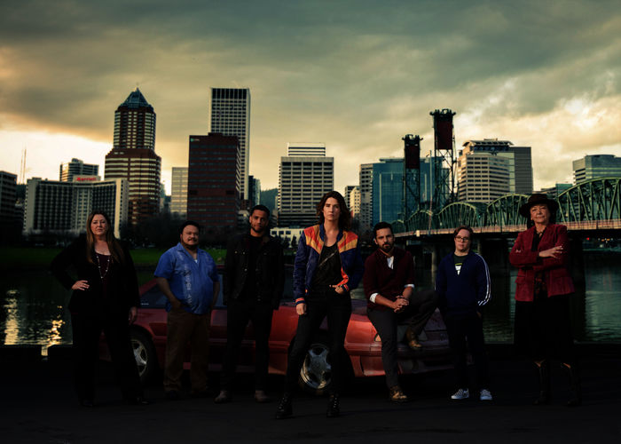 Stumptown: Camryn Manheim (Lieutenant Cosgrove), Adrian Martinez (Tookie Alvarez), Michael Ealy (Detective Miles Hoffman), Cobie Smulders (Dex Parios), Jake Johnson (Grey McConnell), Cole Sibus (Ansel Parios), Tantoo Cardinal (Sue Lynn Blackbird). Bild: Sender / Disney / ABC / Matthias Clamer