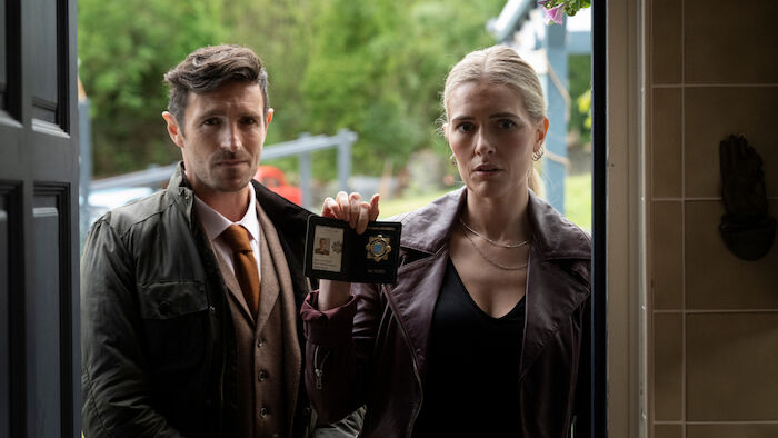 Borderline - Grenzenlose Verbrechen: DCI Philip Boyd (Eoin Macken) vom "Police Service of Northern Ireland" und DI Aoife Regan (Amy De Bhrún) von der irischen Garda. Bild: Sender / ZDF und MARTIN MAGUIRE.