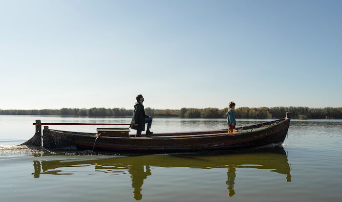 Mord in der Lagune: Der Biologe Ricardo (Raúl Arévalo) besichtigt bei einer Bootstour mit seiner Tochter Julia (Daniela Casas) die ihm zum Schutz unterstellte Lagune. Bild: Sender / ZDF / Sunrise Pictures