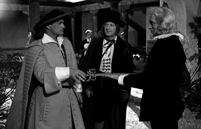 Henri de Lagardère (Jean Marais) und sein Freund Passepoil (Bourvil) finden Unterschlupf bei Don Miguel (Paul Cambo) in Toledo. Bild: Sender/Tobis