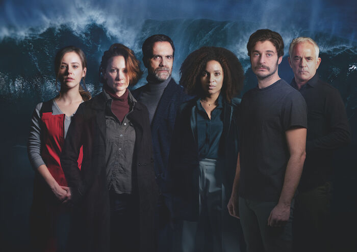 Survivors: Marta (Camilla Semino Favro), Anita (Pia Lanciotti), Stefano (Fausto Sciarappa), Sylvie (Stéfi Celma), Luca (Lino Guanciale), Frank (Florian Fitz). Bild: Sender / ZDF / Nicolaj Pennestri / [M] FeedMee. 