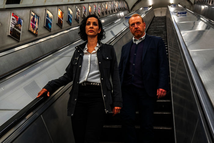 The Chelsea Detective. Priya Shamsie (Sonita Henry) und Max Arnold (Adrian Scarborough). Bild: Sender /  ZDF / Sven Arnstein / AcornTV