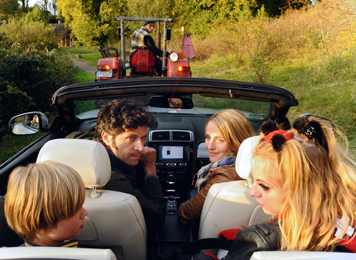 Moritz (Pasquale Aleardi) ist entsetzt darüber, dass Nina (Tanja Wedhorn, rechts) und ihre beiden Kinder Max (Tom Hoßbach) und Jule (Camares Amonat) sein heiß geliebtes Auto in eine fahrende Müllkippe verwandeln. Bild: Sender / Hardy Spitz