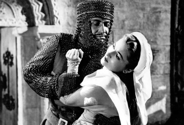 Ritter Wilfred von Ivanhoe (Robert Taylor) greift sich Lady Rowena (Joan Fontaine). Bild: Sender / Warner Bros. International Television