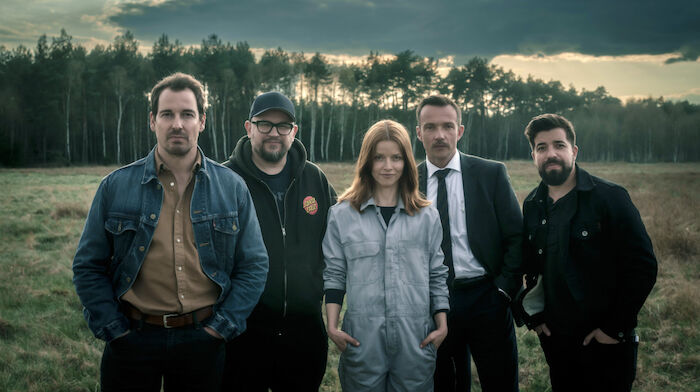 Oderbruch: Felix Kramer, Regisseur Christian Alvart, Karoline Schuch, Lucas Gregorowicz, Regisseur Adolfo J. Kolmerer. Bild: Sender / ARD Degeto / Syrreal Entertainment / CBS Studios / Stefan Erhard