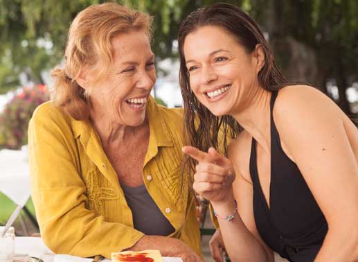 Lisa (Suzan Anbeh, rechts) zeigt ihrer Mutter Elke (Gaby Dohm) die lange Strecke, die sie schwimmend zurückgelegt hat. Bild: Sender / Erika Hauri