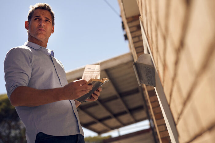 The Dry: Aaron Falk (Eric Bana), Sonderermittler aus Melbourne, holt in seiner Heimat Kiewarra die Vergangenheit ein. Bild: Sender / ZDF / Ben King