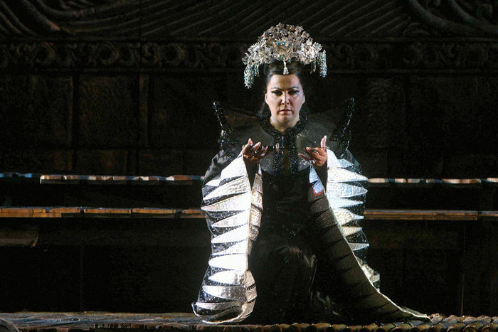 Puccinis letzte Oper erzählt die Geschichte der schönen und grausamen chinesischen Prinzessin Turandot (Maria Guleghina). Bild: Sender / Ennevi