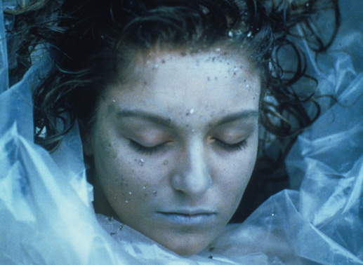 In der Kleinstadt Twin Peaks wird die beliebte Schülerin Laura Palmer (Sheryl Lee) tot aufgefunden. Untersuchungen zufolge wurde sie vor ihrem Tod zweimal gefesselt und anschließend ermordet. Bild: Sender