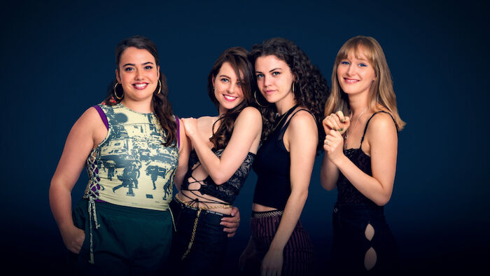 Biester: Mara Romei (Vero Amos), Fanni Schneider (Penelope Sund),Anja Pichler (Jennifer Tichy), Theresa Riess (Tiziana Sund). Bild: Sender / ORF / Johannes Landsiedl / Thomas Ramstorfer